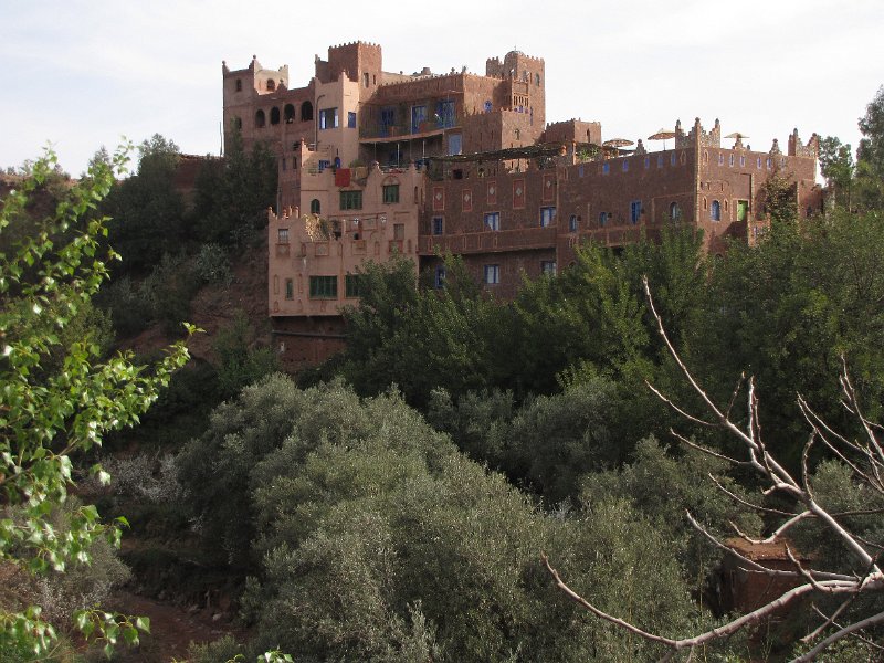 180312_kasbah ourika vallei.jpg - Prachtig tegen de rotsen aangebouwd deze kasbah die ook de site van Krasreizen siert.